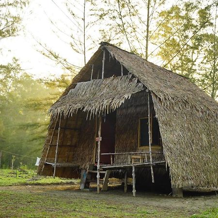 攀牙朝伊先生酒吧和小屋 Ko Phra Thong 外观 照片