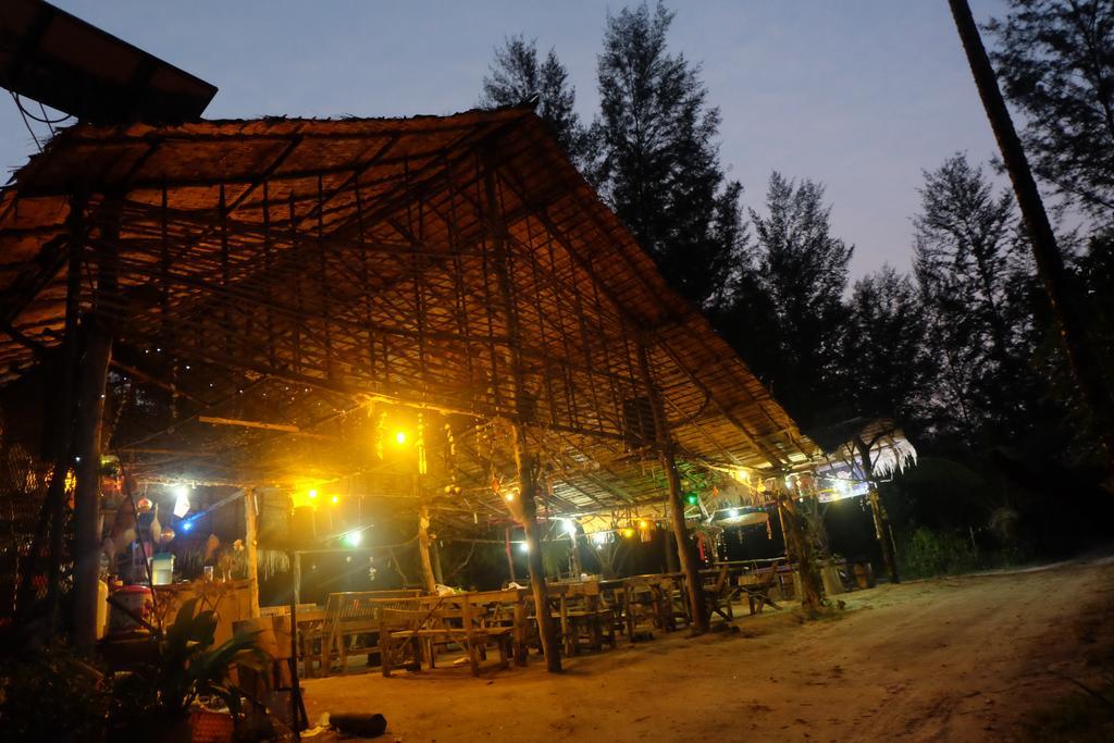 攀牙朝伊先生酒吧和小屋 Ko Phra Thong 外观 照片