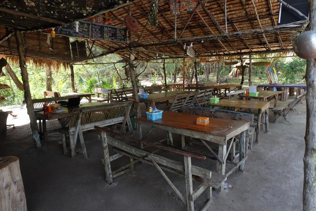 攀牙朝伊先生酒吧和小屋 Ko Phra Thong 外观 照片