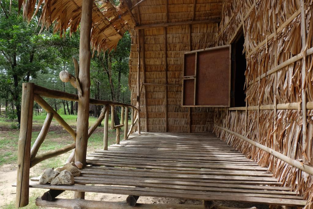 攀牙朝伊先生酒吧和小屋 Ko Phra Thong 外观 照片