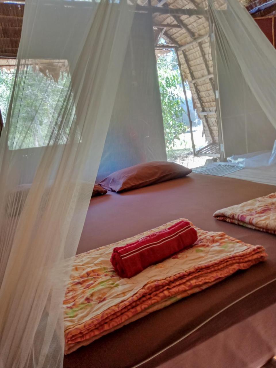 攀牙朝伊先生酒吧和小屋 Ko Phra Thong 外观 照片