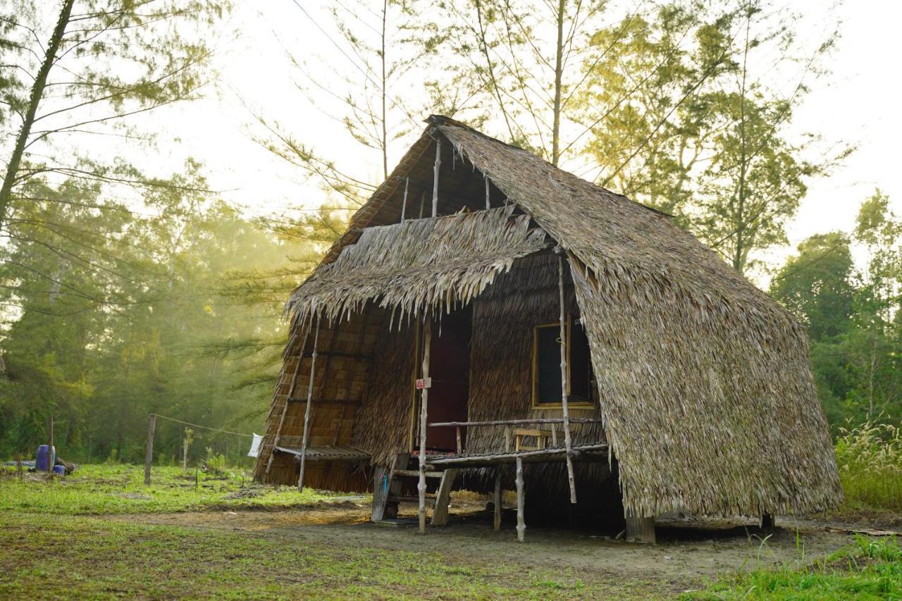 攀牙朝伊先生酒吧和小屋 Ko Phra Thong 外观 照片